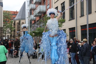 In den Straßen begeisterten Musiker, Akrobaten und Zauberer.