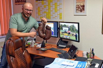 Benjamin Kahlert ist Geschäftsführer der Kreissportbundes Mittelsachsen. Sein Büro erinnert ein bisschen an seine aktive Boxer-Laufbahn.