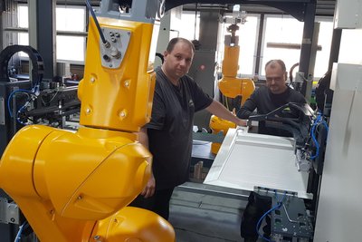 Firmenchef André Karbstein (links) und Mitarbeiter Jörg Frank an einer Anlage, die später Dachfenster für Industriehallen produziert.