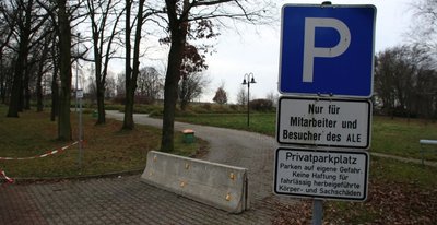 
              <p class="artikelinhalt">Der Parkplatz am ehemaligen Amt für Ländliche Entwicklung ist durch eine große Betonbarriere blockiert. </p>
            