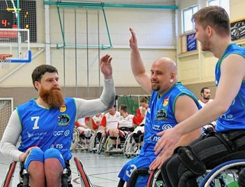 Zwei Wochen vor dem Spiel gegen Ulm war beim Abklatschen von Edgaras Ciaplinskas (links) und Daniel Gehse (rechts) der Bart noch dran.