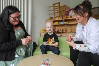 Anfang Juli 2023 auf der Kinderonkologie des Klinikums: Bruno mit seiner Mutter Denise Müller und Psychologin Kristin Brandl (rechts). Heute sind Brunos Haare wieder da. Der Junge hat es geschafft.