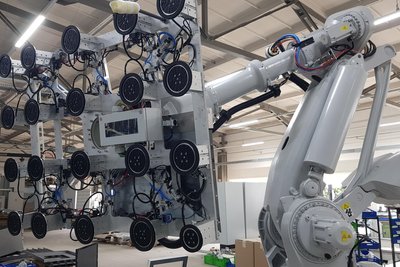 Diese Anlage kann Fensterscheiben bis zum Gewicht von einer halben Tonne montieren. Ein Kunde in Dänemark hat sie bestellt.