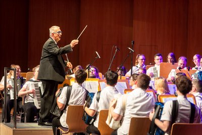 Musikdirektor Volkmar Thermer ist als musikalischer Leiter und Dirigent der Chef der Akkordeon Harmonists.