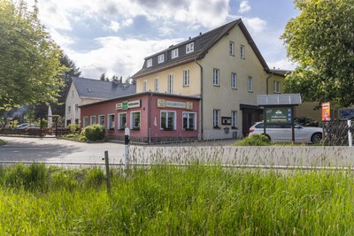 Das Hotel und Restaurant „Heilbrunnen“ ist an der Verbindungsstraße zwischen Jöhstadt und Grumbach zu finden. Drumherum gibt es viel Natur.