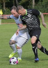 Schneebergs Christian Küllig (links) rangelt in dieser Szene mit Ronny Schultze von der SpVgg Reinsdorf-Vielau um den Ball. 