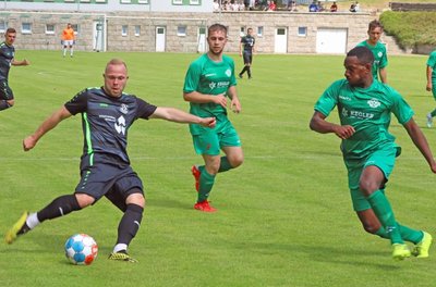 Auch Johannes Gemeinhardt (links) - hier im Pokalspiel gegen den FSV Limbach-Oberfrohna - hat den FC Sachsen Werdau verlassen. Der Offensivspieler wechselte zu Ligakontrahent TSV Crossen. 