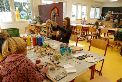 Die kleine Mensa der Abenteuer-Schule Erzgebirge wurde bei der Eröffnung zur Bastelstube umfunkioniert.