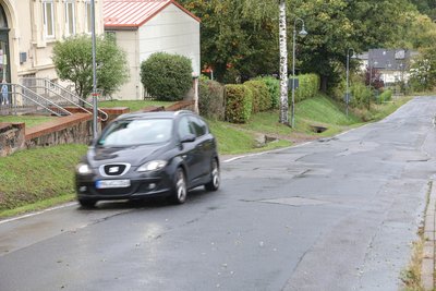 Bislang gibt es in der Frankenberger Straße an der Kita Lichtenwalde keinen Fußweg.