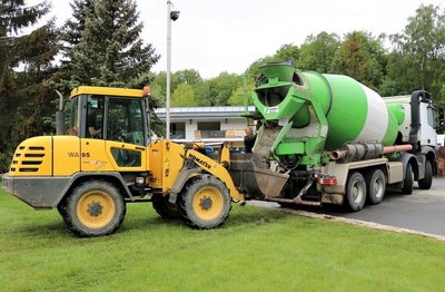 Der Beton wurde mit  Spezialfahrzeugen angeliefert.