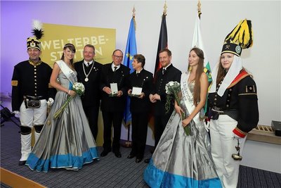 Eingerahmt von Bergleuten, Silberstadtköniginnen, Stadt- und Landesoberhäuptern freuen sich Marianne und Prof. Frank-Michael Engel (Mitte) über die Ehrung mit dem Sächsischen Verdienstorden. 