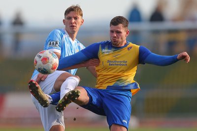 Voller Einsatz im Pokalspiel: Reichenbachs Manuel Strobel (rechts) und Felix Müller vom Chemnitzer FC im Zweikampf.