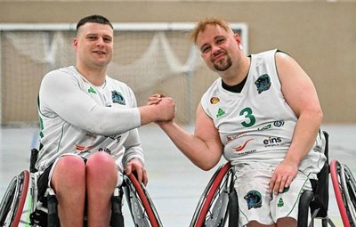 Wette eingelöst: Der frisch rasierte Edgaras Ciaplinskas (links) und der mit einer außergewöhnlichen "Mähne" im Heimspiel gegen Ulm aufwartende Daniel Gehse (rechts).