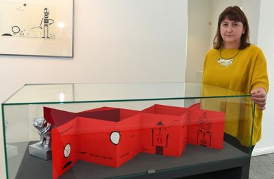 Birgit Reichert zeigt aktuelle Arbeiten in der Ausstellung "Zweidrittel" im Gellert-Museum Hainichen. Frisch gebunden ist ihr Leporello (Faltbuch) zu Ernst Jandls "Ottos Mops", das ihren buchgestalterischen Witz beweist.