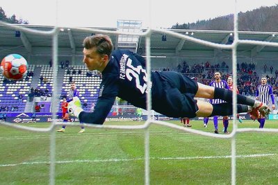 Philipp Klewin streckt sich und verhindert im Heimspiel gegen Regensburg einen Gegentreffer. Nach einem 0:0 im April 2020 in Karlsruhe war es sein zweites Pflichtspiel für den FCE.