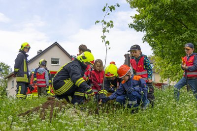 Aus Anlass der Eröffnung der Wohnmobilstellplätze pflanzte der Feuerwehrnachwuchs am „Heilbrunnen“ eine Elsbeere.