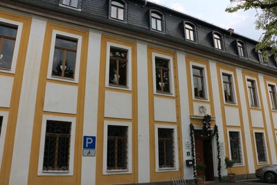 Das Schloss Leubnitz zeigt sich schon schön geschmückt.