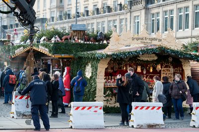 Der Dresdner Striezelmarkt wird zusätzlich mit Betonklötzen sowie Fahrzeugsperren gesichert.