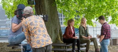 Keine Pause, sondern Vorbereitungen für eine Szene: Schauspieler Lara Mandoki, Teresa Weißbach und Adrian Topol (von links) an der Schlosslinde. 