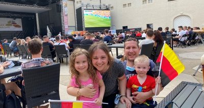 Rosario Sferrino, seine Frau Ornello Bracco und die Kinder Leon Maria und Anna Maria Frida beim Public Viewing auf dem Schlosshof. 