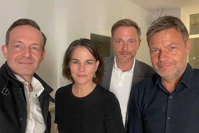 Das Selfie vom Treffen: FDP-Generalsekretär Volker Wissing (von links), Grünen-Chefin Annalena Baerbock, FDP-Vorsitzender Christian Lindner und Grünen-Co-Vorsitzender Robert Habeck. 