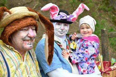Die Osterhasen (rechts als Osterhäsin die ehrenamtliche Helferin Sandy Géczi) waren auch gefragte Fotomotive, hier mit Sophia.