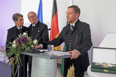 Im Konferenzsaal des Deutschen Brennstoff Instituts in Freiberg: Sachsens Ministerpräsident Michael Kretschmer (r.) bei seiner Laudatio auf das Ehepaar Marianne und Prof. Frank-Michael Engel.