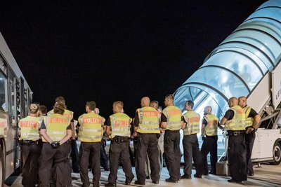 Eskortiert von Polizisten, besteigen abgelehnte Asylbewerber am 30. Juli 2019 auf dem Flughafen Schkeuditz ein Flugzeug nach Afghanistan. Das war die letzte Abschiebung bis Freitag.