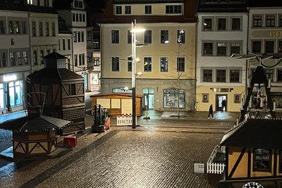 Die neue Grillhütte von Roger Gassmann (hinten links) auf dem Freiberger Christmarkt ist höher als alle anderen Hütten.