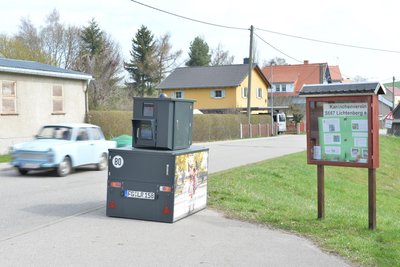 In Weigmannsdorf, Gemeinde Lichtenberg im Erzgebirge, stand der semistationäre Blitzer des Landkreises Mittelsachsen zuletzt gut sichtbar am Straßenrand.