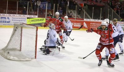 Luca Gläser (r.) brachte die Eispiraten Crimmitschau am Sonntag gegen die Kassel Huskies mit seinem Tor zum 2:1 auf die Siegerstraße. 