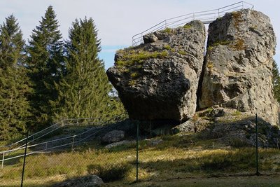 Am Topasfelsen Schneckenstein hat wieder die Besuchersaison begonnen. Ein Teil des Schutzzaunes ist bereits erneuert.