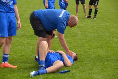 Der eine nervlich, der andere körperlich am Ende: FV-Trainer Thomas Roscher und der Torschütze zum 1:0, Albrecht Seidler, freuen sich zusammen über die drei Zähler.