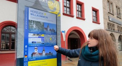 Gegen Mittag funktionierte die Infostele am Rathaus wieder.