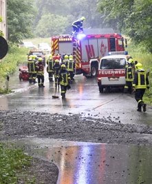 Eine Schlammlawine verschmutzte am Sonntagabend die Sehmatalstraße und die Hüttengrundstraße. 