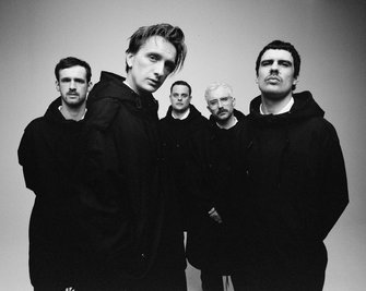 Schlagzeuger Max Marschk, Sänger Felix Kummer, Bassist Till Kummer, Gitarrist Steffen Israel und Gitarrist/Sänger Karl Schuhmann (von links) sind Kraftklub. 