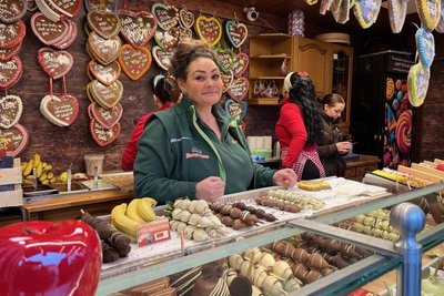 Lesly Gassmann in ihrer Süßwarenhütte 2024 auf dem Freiberger Christmarkt.