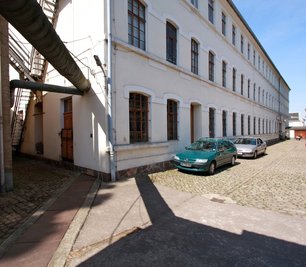 
              <p class="artikelinhalt">Am Rotenberg 18, wo einst der VEB Spezialtrikot untergebracht war, wird weiter genäht. </p>
            