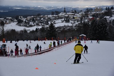 Skifahrer in Schöneck: 2018 gab es ideale Wetterbedingungen für Gäste. 2019 musste Schöneck jedoch Verluste hinnehmen.