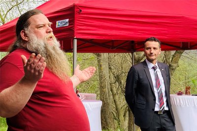 Sozialpädagoge Jörg Baumann (links), der den Jugendtreff Lauter schon seit 2011 leitet, und Johanniter-Kreisvorstand Ingo Reichel bangen um die Anlaufstelle für Kinder und Jugendliche.