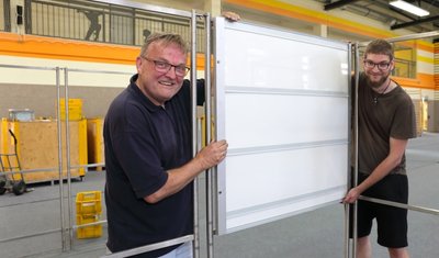 Die Turnhalle in Sonnenleithe wird zum Ausstellungslokal der 14. Erzgebirgsschau der Philatelisten. Hier Frank Blechschmidt (links) und Daniel Dalke am Mittwoch beim Aufbau von Aufstellern und Schaukästen. Foto: Carsten Wagner