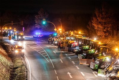 Blockaden, unter anderem von Autobahnauffahrten, verhindern letztlich unter anderem auch die Zulieferung von Material an Produktionsbetriebe in der Region.