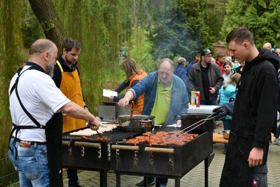 Das Grill-Team hatte beim Ostergrillen in der Köbe am Ostersonntag alle Hände voll zu tun.