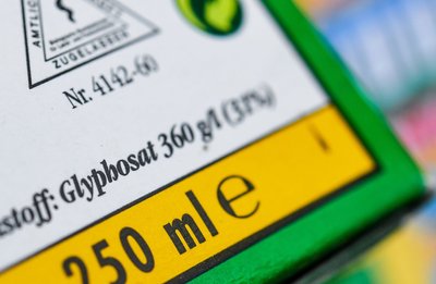 Die Verpackung eines Herbizids, das den Wirkstoff Glyphosat enthält.