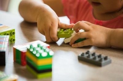 Mit Fantasie und Geschicklichkeit wird aus ein paar Plastiksteinen ein Wunderwerk - am besten ganz ohne Elternhilfe!