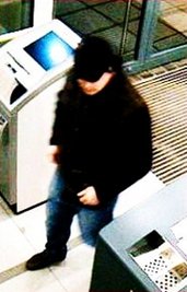 Die Polizei bittet um Hinweise zu den Tätern, die Daten von Bankkunden ausspähen wollten. 