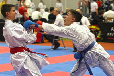 Moritz Jäger (r.) vom Karate-Do Rochlitz zeigte sich bei der DM angriffsfreudig und belohnte sich mit einer Bronzemedaille in der Altersklasse U 16. Dabei schaffte er es erst durch die Hintertür zu den nationalen Titelkämpfen nach Kaiserslautern.
