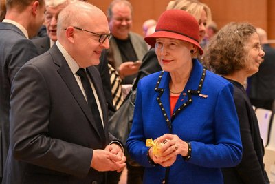 War auch zum Jahresempfang des Oberbürgermeisters gekommen: Ehrenbürgerin und ehemalige Chefin der Kunstsammlungen Chemnitz, Ingrid Mössinger. Hier im Gespräch mit Sven Schulze.