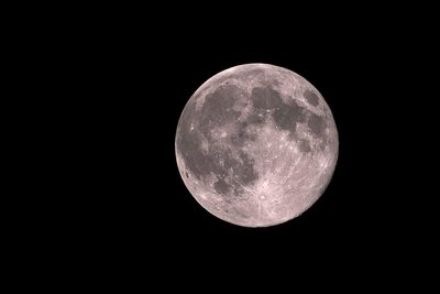 Aufnahme vom 5.11.2025, Brandenburg: Der Vollmond mit dem sichtbaren Mondkrater Tycho.