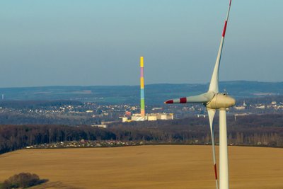 Eine von sieben bestehenden Windkraftanlagen in Rabenstein. Richtung Chemnitz sollen zwei weitere Windräder dazukommen.